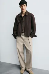 Pantalón de algodón color beige, estilo wide balloon fit, con cintura ajustable mediante cinturón de la misma tela. Presenta bolsillos frontales y bolsillos traseros de plastrón, con efecto lavado y abertura en el bajo.