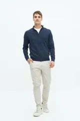 Campera tejida color verde militar, con cuello levemente elevado, cierre entero, logo bordado y fit regular.