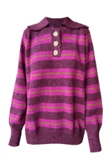 Sweater de alpaca con rayas horizontales en tonos fucsia, borgoña y verde oliva. Tiene cuello polo con solapa y botones de madera.