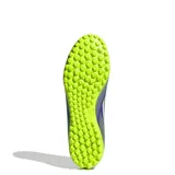 Championes de fútbol Adidas F50 Club para césped sintético, con diseño aerodinámico en tonos violeta y verde lima. Presenta cierre con cordones, suela con tapones pequeños para tracción y el logo F50 estampado en el frente.