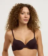 Soutien push-up color bordó, con copas lisas, tirantes ajustables y cierre trasero.