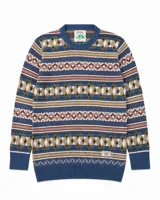 Buzo tejido de punto con diseño de patrones geométricos estilo nórdico en tonos azules, marrones, blancos y verdes. Presenta cuello redondo, puños y ruedo acanalados, con etiqueta de la marca Denali en el pecho.