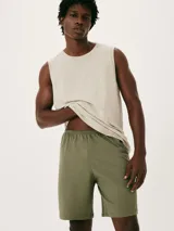 Pijama masculino compuesto por una musculosa sin mangas color beige melange y un short de algodón color verde oliva.