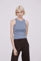 Musculosa celeste de poliéster, corte ajustado, tejido de punto canalé y cuello redondo.