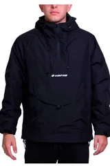 Campera rompevientos Lotto de color negro, con capucha ajustable con cordón, cierre frontal parcial de media cremallera, bolsillo canguro frontal con solapa y el logo de la marca estampado en el pecho.
