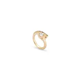 Anillo dorado con un diamante engarzado.