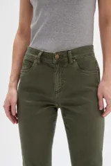 Pantalón jean skinny de calce medio, color negro.