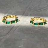 Aros tipo argolla pequeños, de plata 925 con acabado en oro de 18k y circonitas verdes engarzadas.