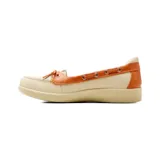 Zapato estilo náutico Korium Confort modelo Deka, confeccionado en lona color negro con detalles en cuero tostado y suela de goma beige. Cuenta con cordones decorativos y ojalillos metálicos.