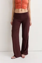 Pantalón de fibrana con estampado abstracto en tonos celestes, blancos y grises. Corte recto y holgado.