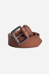 Cinturón de hombre en cuero sintético color marrón, con hebilla metálica de diseño cuadrado y textura rugosa.