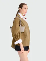 Cartera de hombro Longchamp modelo Le Pliage Xtra S, color gris claro, confeccionada en cuero con asas dobles y solapa superior con cierre de botón a presión.