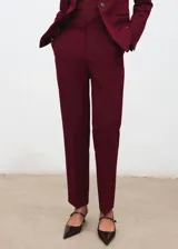 Pantalón de vestir de tiro medio, diseño recto con trabillas en la cintura y cierre oculto con botón, gancho y cremallera. Cuenta con dos bolsillos laterales y dos bolsillos de ribete en la parte posterior.