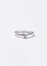 Anillo de plata 925 con diseño de banda delgada con textura micro labrada y dos piedras de zirconia engastadas en el centro.