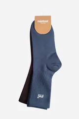 Pack de dos pares de medias 3/4 de tejido suave y flexible, una en color verde oscuro y otra en gris melange. Ambas presentan un diseño liso con el logo de la marca tejido en la parte inferior de la caña.
