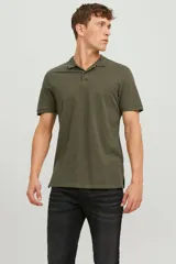Chomba verde militar de piqué, corte slim fit, con cuello clásico, cierre de dos botones y logo bordado en el pecho.