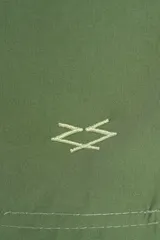 Short de baño verde oliva para hombre, con cintura elástica ajustable con cordón color verde claro y logo bordado en la pierna.