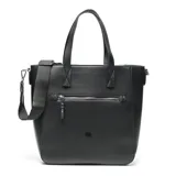 Cartera tipo tote bag de cuero sintético negro con textura granulada. Cuenta con doble asa superior, correa ajustable extraíble, bolsillo frontal con cierre metálico y logo de la marca grabado en la parte inferior.