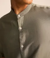 Camisa de manga corta con cuello tipo padre y cierre frontal de botones. Confeccionada en tejido texturizado de mezcla de viscosa y poliamida, con corte slim y acabado fluido.
