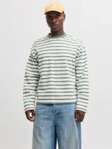 Remera manga larga de corte holgado, con diseño de rayas horizontales en color verde laurel y blanco, cuello redondo y confeccionada en algodón orgánico.