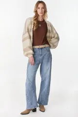 Jean de denim celeste con silueta amplia y tiro medio, de corte recto y holgado. Cuenta con bolsillos traseros clásicos y etiqueta de marca en la parte posterior de la cintura.