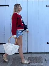 Bolso tejido a mano en hilo de algodón natural color crema, con asas circulares de mimbre.