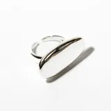 Anillo plateado con forma ovalada.