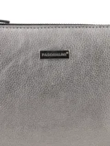 Cartera tipo sobre modelo Malenita, confeccionada en cuero color gris plateado con acabado metalizado. Cuenta con cierre superior y una correa de muñeca desmontable.