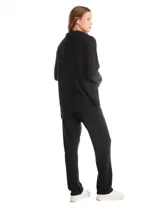 Buzo de calce suelto confeccionado en tejido suave melange color gris. Presenta cuello volcado con botones decorativos en la solapa izquierda, mangas largas con hombros caídos y ruedo asimétrico con terminación en punta.