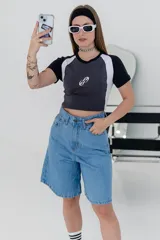 Bermuda de jean celeste, de corte amplio y largo hasta la rodilla.