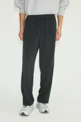 Jogger deportivo H&M de corte relajado, color negro, confeccionado en tejido funcional con tecnología DryMove. Cuenta con cintura elástica con cordón de ajuste, bolsillos laterales y diseño de piernas rectas.