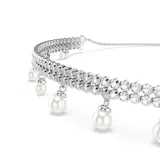 Gargantilla con baño de rodio, adornada con Swarovski Zirconia transparentes y perlas de cristal blancas colgantes. Cierre de bola deslizante para ajustar el largo.