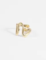 Anillo ajustable de acero quirúrgico hipoalergénico, con diseño orgánico e irregular que simula una ola o una forma abstracta.