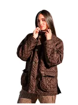 Campera marrón oscuro capitoneada, con diseño acolchado de rombos, cuello alto, cierre frontal con botones metálicos y grandes bolsillos aplicados con solapa en el frente.