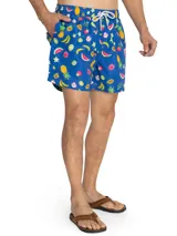 Short de baño azul con estampado tropical de frutas, cintura elástica con cordón ajustable gris y bolsillos laterales.