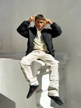 Campera puffer negra de nylon con cierre frontal y cuello alto.