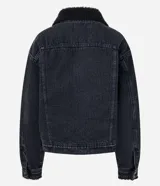 Campera de jean negra con cuello inglés de sherpa, corte regular, abotonada al frente y con dos bolsillos grandes.