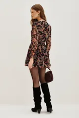 Vestido corto negro de manga larga con escote en V y frunces en la cintura. Presenta un estampado paisley multicolor vibrante.