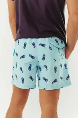 Short de baño azul con franjas horizontales en celeste y azul claro. Cuenta con cintura elástica ajustable con cordón, dos bolsillos laterales y uno trasero.