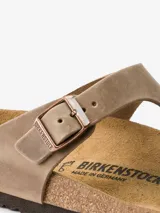 Sandalias Birkenstock modelo Gizeh, color marrón tabaco, con capellada de cuero nobuk engrasado, plantilla anatómica de corcho y látex cubierta de ante, y suela de goma EVA.