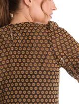 Blusa peplum de Nanette con estampado de círculos, cuello redondo, mangas cortas con frunces y musculosa interna a tono.