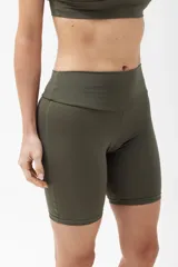 Calza biker azul de tiro alto para entrenamiento.