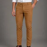 Pantalón de gabardina azul marino, diseño chino sport de corte recto, con bolsillos laterales y traseros, cierre frontal con botón y cremallera.