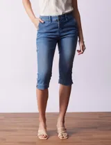 Pantalón capri de denim elastizado, color celeste.