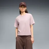 Remera Puma modelo Ess Relaxed Tee de color rosado, con cuello redondo, mangas cortas y calce holgado. Cuenta con el logo de la marca bordado en el centro del pecho.