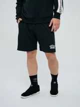 Bermuda de felpa azul marino con cordón ajustable en la cintura, bolsillos laterales y el logo de Umbro bordado en blanco en la pierna izquierda.