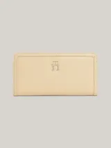 Billetera Tommy Hilfiger grande color beige, con cierre a presión, múltiples ranuras interiores para tarjetas, dos compartimentos interiores para billetes y bolsillo exterior con cremallera.