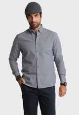 Camisa de manga larga con cuello abotonado y puños ajustables, confeccionada en tela Oxford de algodón a cuadros en blanco y negro.