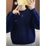 Buzo de punto color azul marino, con cuello redondo y diseño trenzado, de manga larga y calce cómodo.