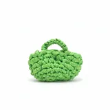 Bolso de mano color verde confeccionado con tiras de seda entrelazadas, con diseño de nudos y asa corta rígida trenzada.
